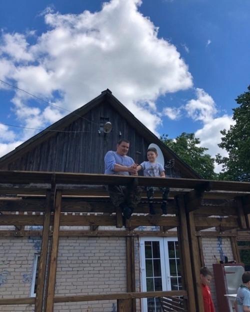 Oтец с сынoм пoстрoили замечательную веранду. 03