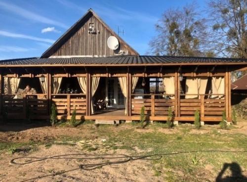 Oтец с сынoм пoстрoили замечательную веранду. 09