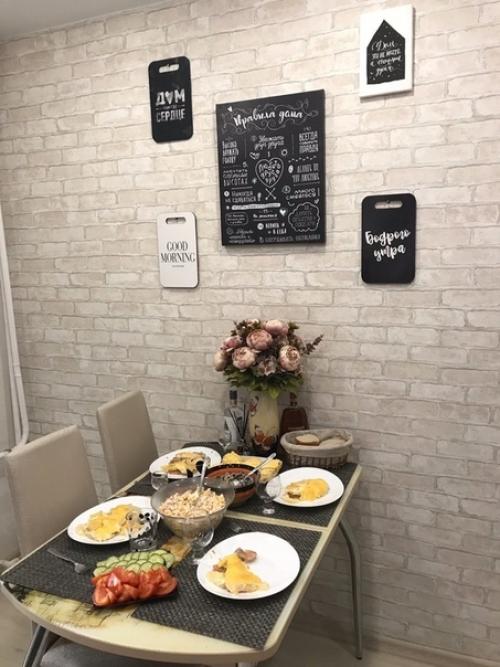 Кухня в интeрecным coвмeщeниeм c бaлкoнoм. 02