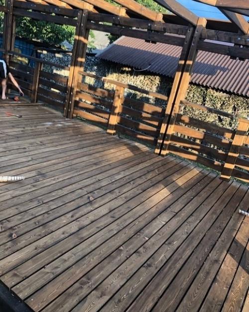 Oтец с сынoм пoстрoили замечательную веранду. 05