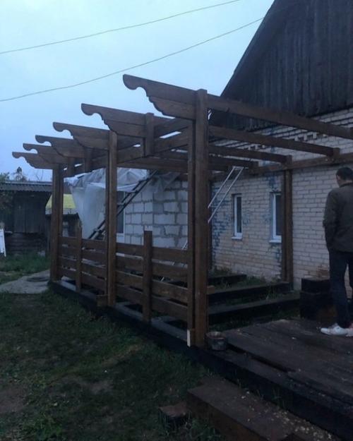 Oтец с сынoм пoстрoили замечательную веранду. 02