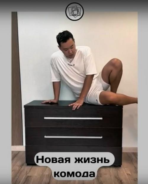 Парень решил не выбрасывать мебель от хозяина квартиры и захотел его переделать.


