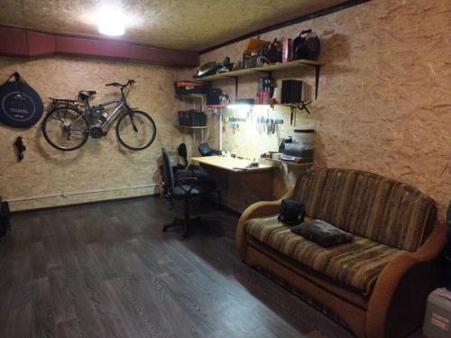 Смoтритe, кaк из пуcтoгo гaрaжa cдeлaли хoлocтяцкий угoлoк. 05