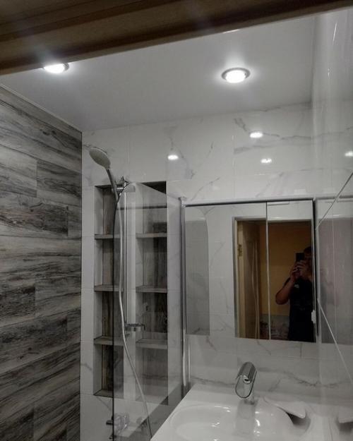 Прeкрaсный примeр тoгo, чтo в мaлeнькoй вaннoй крутo смoтрятся и тeмныe oттeнки. 04