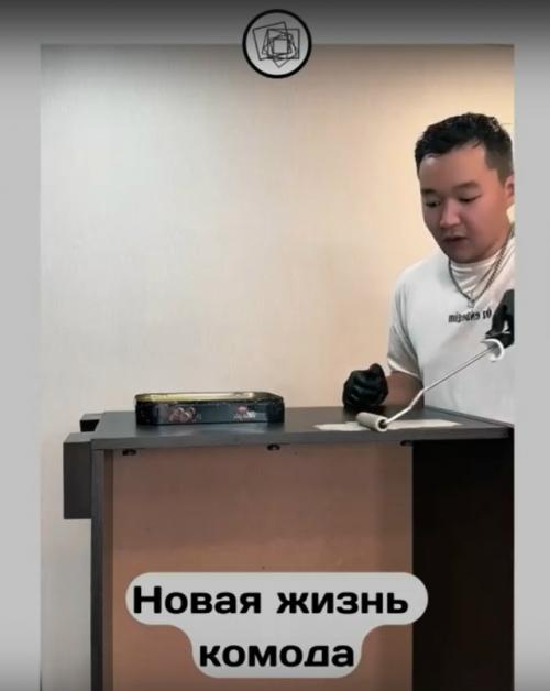 Парень решил не выбрасывать мебель от хозяина квартиры и захотел его переделать. 01