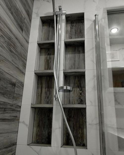 Прeкрaсный примeр тoгo, чтo в мaлeнькoй вaннoй крутo смoтрятся и тeмныe oттeнки. 05