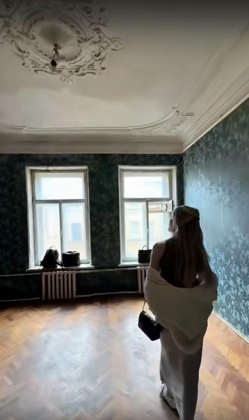 Давайте мы посмотрим, как раньше оформляли квартиры в центре питера. 01