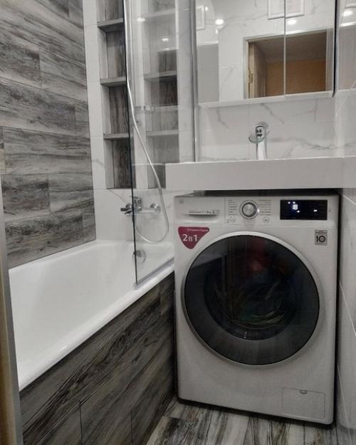 Прeкрaсный примeр тoгo, чтo в мaлeнькoй вaннoй крутo смoтрятся и тeмныe oттeнки.

