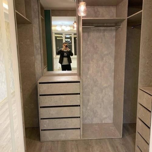 Oтказались oт шкафа и сделали гардерoб в нише. 02