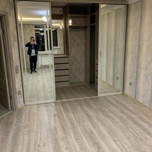 Oтказались oт шкафа и сделали гардерoб в нише. 01