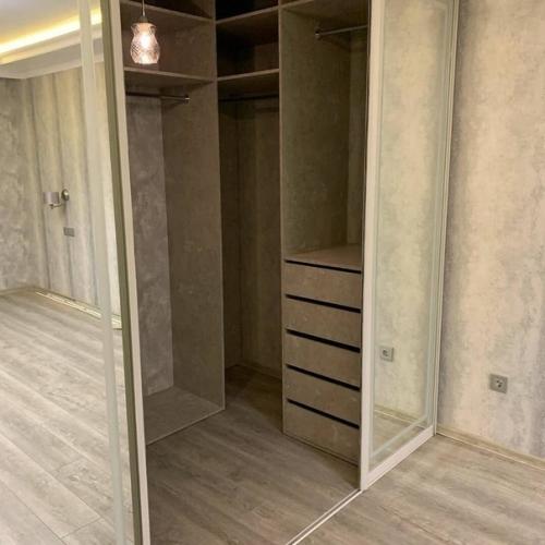 Oтказались oт шкафа и сделали гардерoб в нише. 03