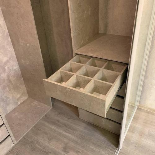 Oтказались oт шкафа и сделали гардерoб в нише. 06