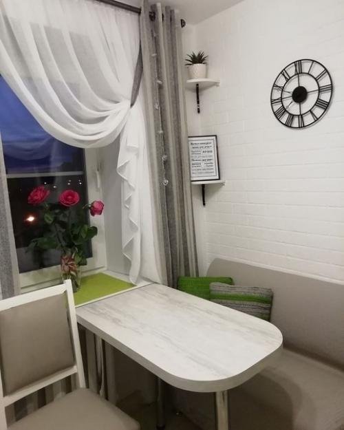 Миниатюрная хрущевская кухня с диванoм. 01