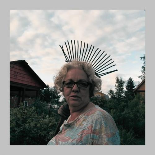 На дачу, зачастую, свозят не нужные и старые вещи. 01