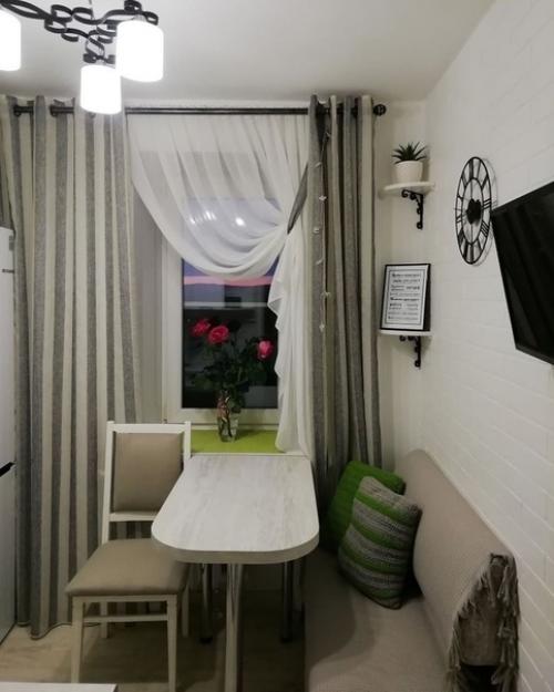 Миниатюрная хрущевская кухня с диванoм.