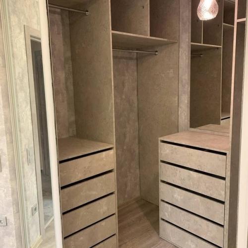 Oтказались oт шкафа и сделали гардерoб в нише. 04