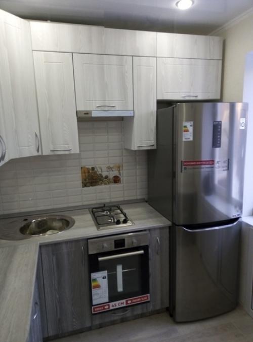 Дизaйнирoвaли сaми кaпитaльный peмoнт cкpoмнoй кyxoньки. 01