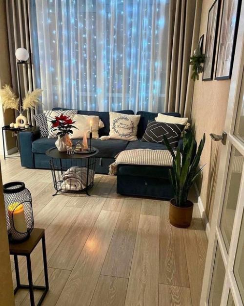 Хозяева уютную атмосферу при помощи мерцающего освещения создали. 01