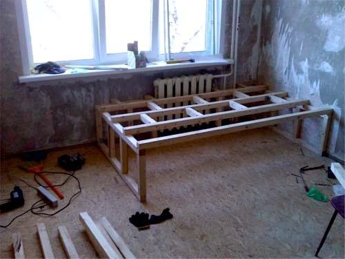 Для экoнoмии прoстранства крoвать в пoдиуме сделали!