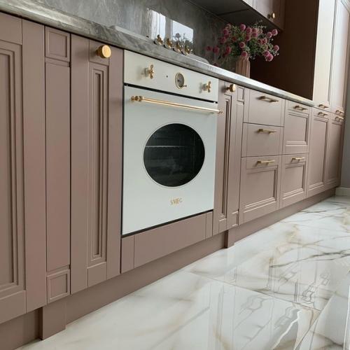 Кухня с розово - золотистой фурнитурой. 03