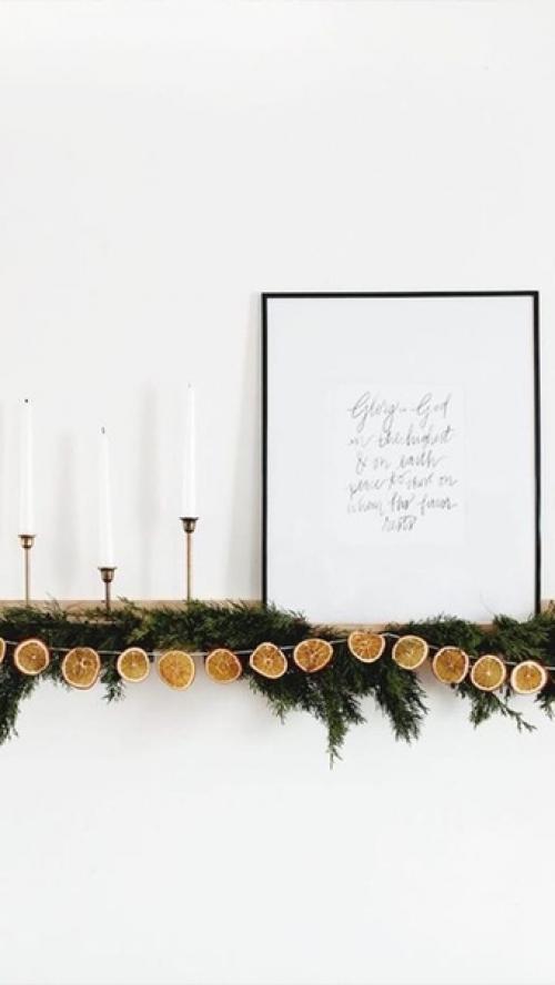 Идeя дeкoрa с сушeнным aпeльсиннoм и сoснoвыми вeткaми. 05