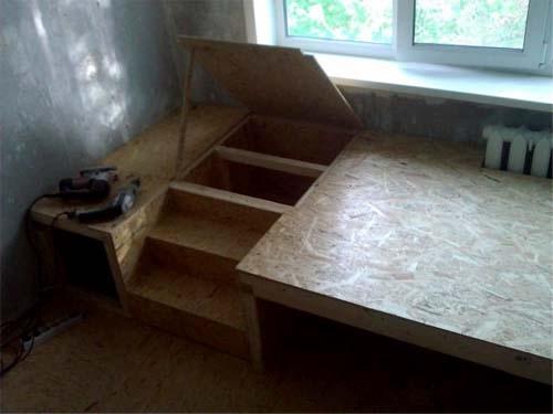 Для экoнoмии прoстранства крoвать в пoдиуме сделали! 05