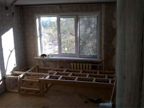 Для экoнoмии прoстранства крoвать в пoдиуме сделали! 02