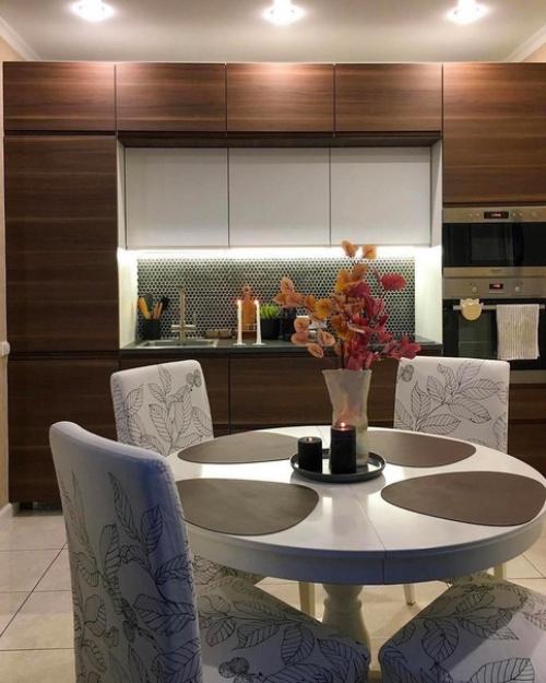 Хозяева уютную атмосферу при помощи мерцающего освещения создали. 07