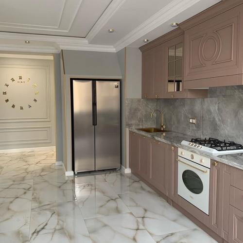 Кухня с розово - золотистой фурнитурой. 04