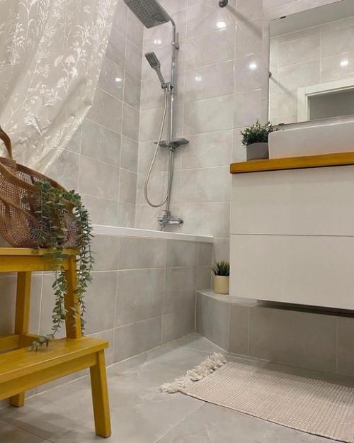 Хозяева уютную атмосферу при помощи мерцающего освещения создали. 08