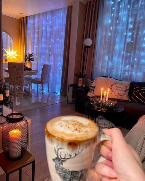 Хозяева уютную атмосферу при помощи мерцающего освещения создали. 09