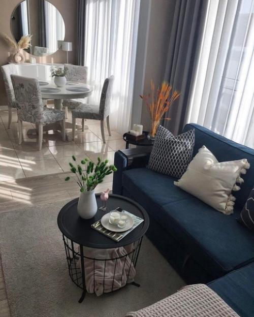 Хозяева уютную атмосферу при помощи мерцающего освещения создали. 06