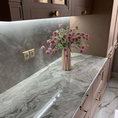 Кухня с розово - золотистой фурнитурой.