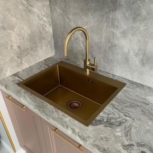 Кухня с розово - золотистой фурнитурой. 02