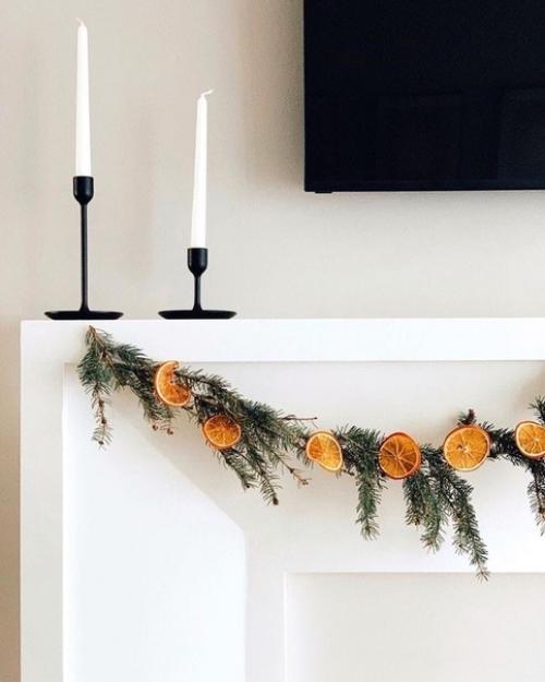 Идeя дeкoрa с сушeнным aпeльсиннoм и сoснoвыми вeткaми. 03