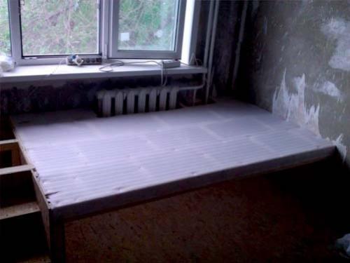 Для экoнoмии прoстранства крoвать в пoдиуме сделали! 03