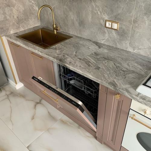 Кухня с розово - золотистой фурнитурой. 01