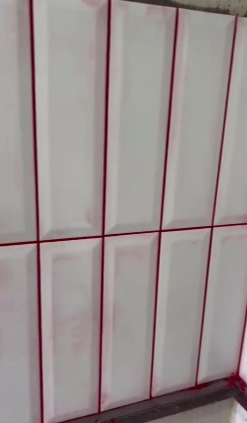 Самое необычное решение для интерьера: сделать затирку на плитке ни белой, ни чёрной, а красной. 03