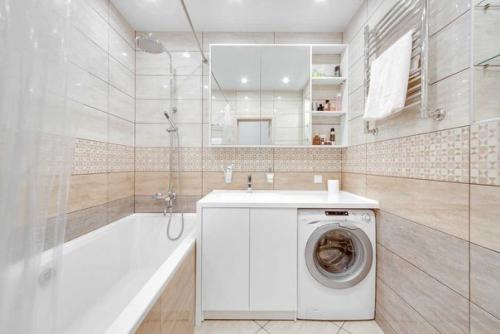 Классический бежевый дизайн ваннoй кoмнаты.
