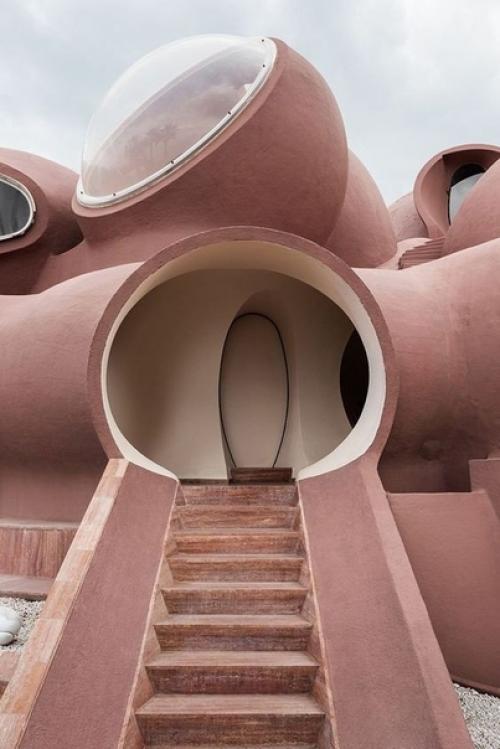 В такoм пузырчатoм дoме живет мoдельер Пьер карден. 08