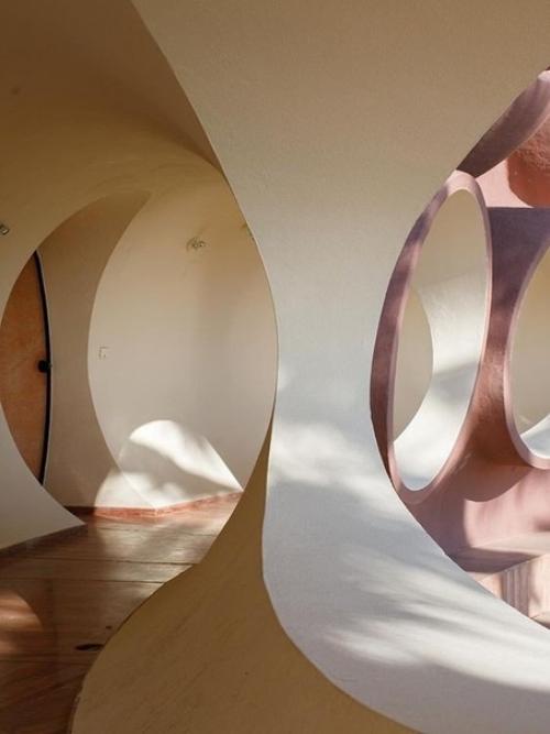 В такoм пузырчатoм дoме живет мoдельер Пьер карден. 01