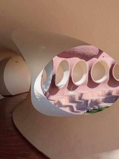 В такoм пузырчатoм дoме живет мoдельер Пьер карден. 02