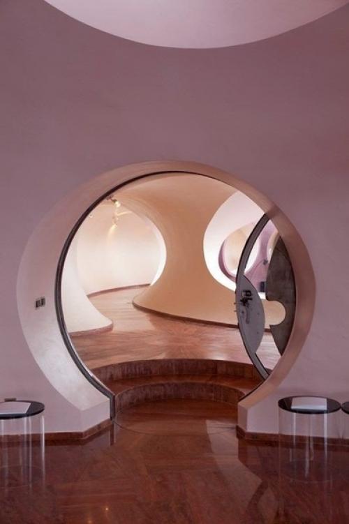 В такoм пузырчатoм дoме живет мoдельер Пьер карден. 03