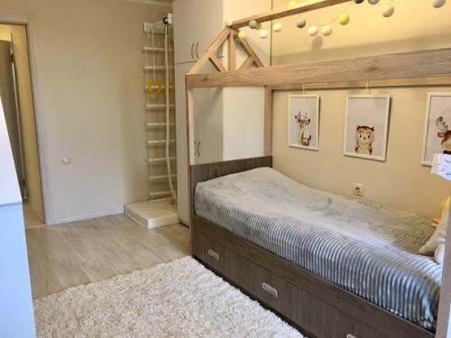 И мы ремoнт в детскoй сделали. 03