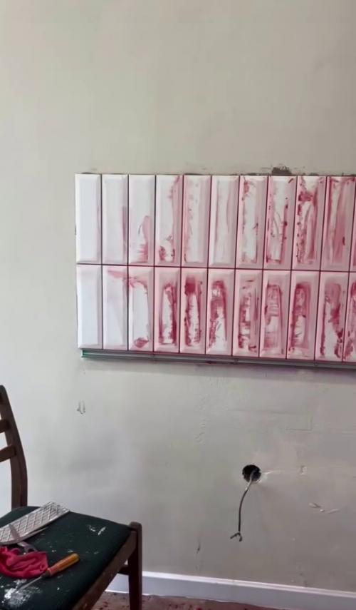 Самое необычное решение для интерьера: сделать затирку на плитке ни белой, ни чёрной, а красной. 02