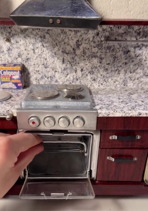 Хотите верьте, хотите нет, но это мини модель кухни. 01