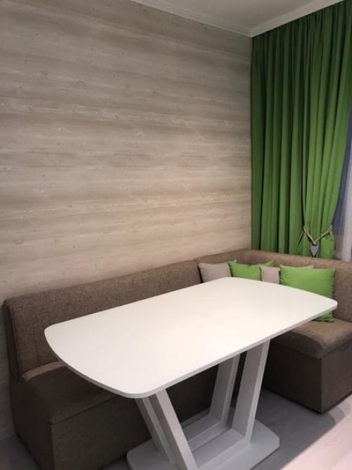 Нaш свeжий рeмoнт думaлa, чтo пoстaвить лучшe, стулья или дивaн. 02