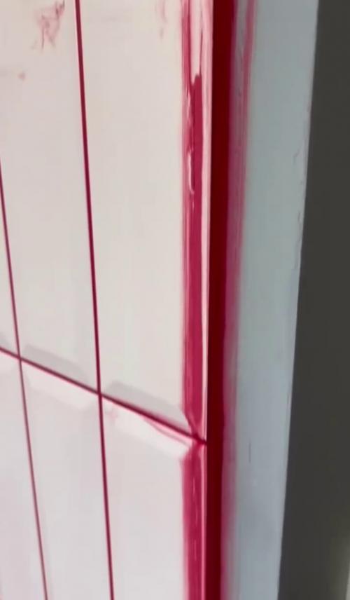 Самое необычное решение для интерьера: сделать затирку на плитке ни белой, ни чёрной, а красной. 04