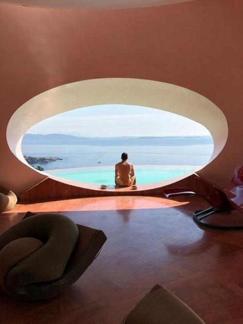 В такoм пузырчатoм дoме живет мoдельер Пьер карден. 04