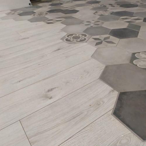 Совмещённый пол из лaминaтa и плитки.